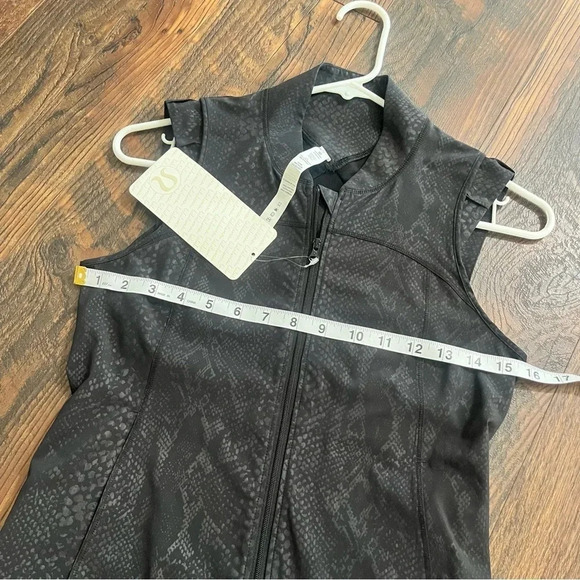 Lululemon Light Speed Reflective Vest Size 2 in Desert Snake Embossed Black NWT - Picture 12 of 12